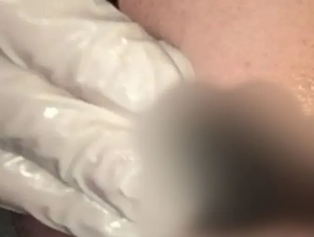 Finger und Gummianalkette für meinen Po