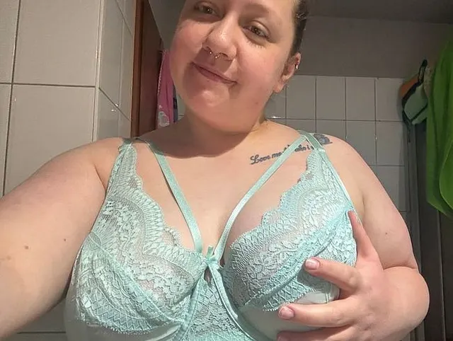 Was sagst du sind meine Titten nicht dick und megageil?
