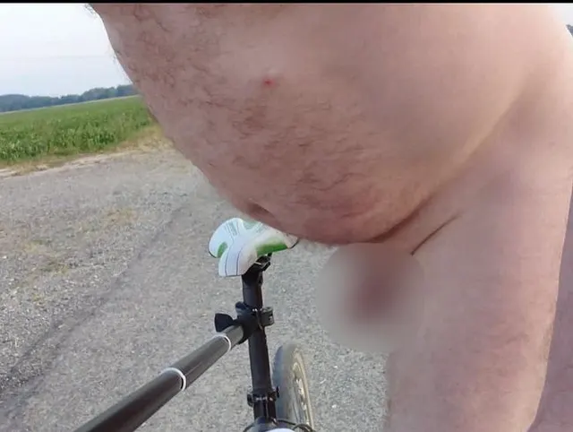 Allein und Nackt auf dem Fahrrad 2