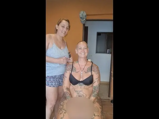 Beste Freundin rasiert meinen Kopf