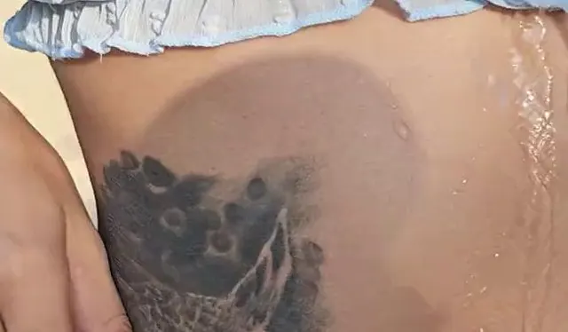 Dieses süße Mädchen möchte mit Wasser spielen