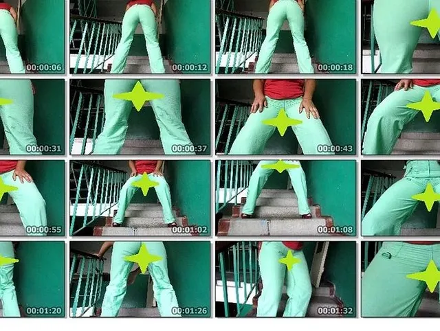 In Jeans auf dem Treppenabsatz gepisst