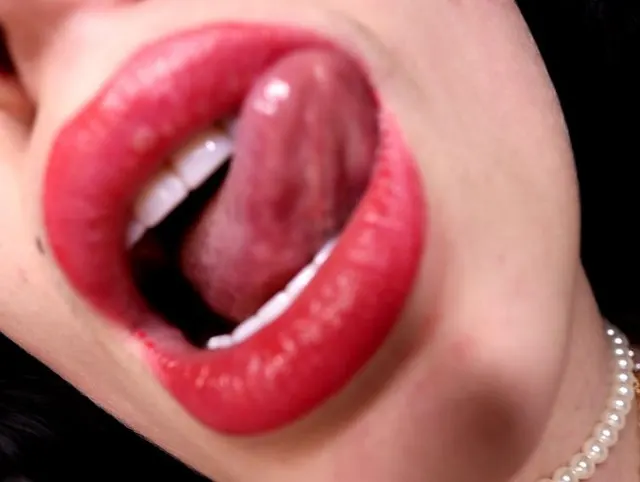 Große rote Lippen lecken und Schwanz necken