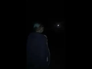 Pissen von einem Aussichtspunkt