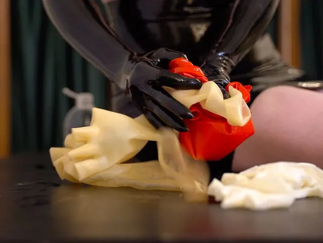 Ich weiß, dass du Latexhandschuhe liebst