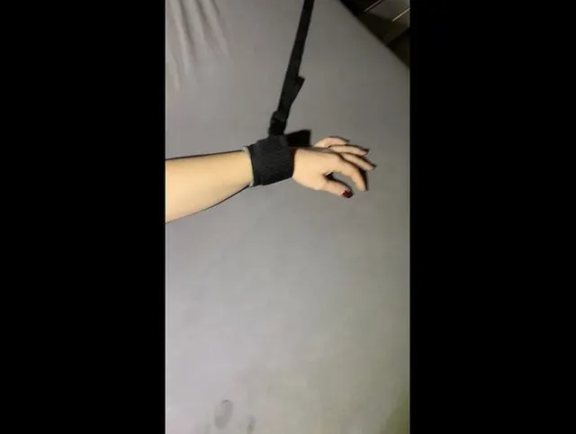 Gefesselt auf dem Bett