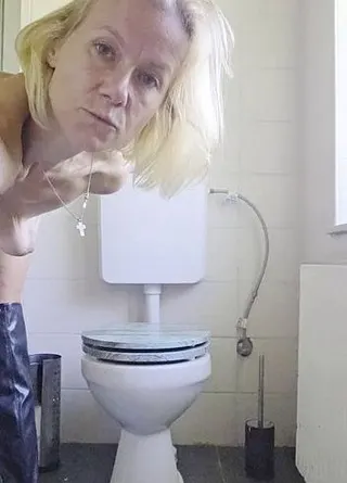 Toilettengang in Stiefel plus Selbstbefriedigung