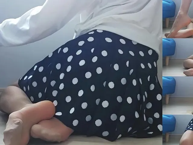 Femboy in Nylon und Rock gönnt sich mit einem Dildo, pisst und spielt anschließend mit der Pisse.