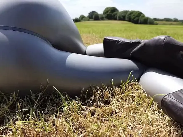 Auf der Wiese - ich liege in Leggings auf der Wiese