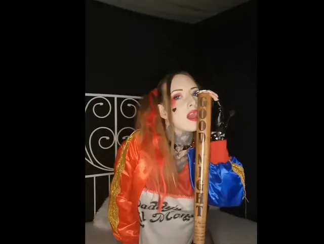 Harley Quinn hat Spaß mit dem Baseballschläger