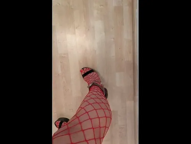Handyvideo - in Heels und roten Dessous