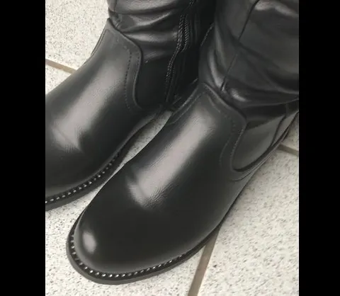 Neue Lederstiefel