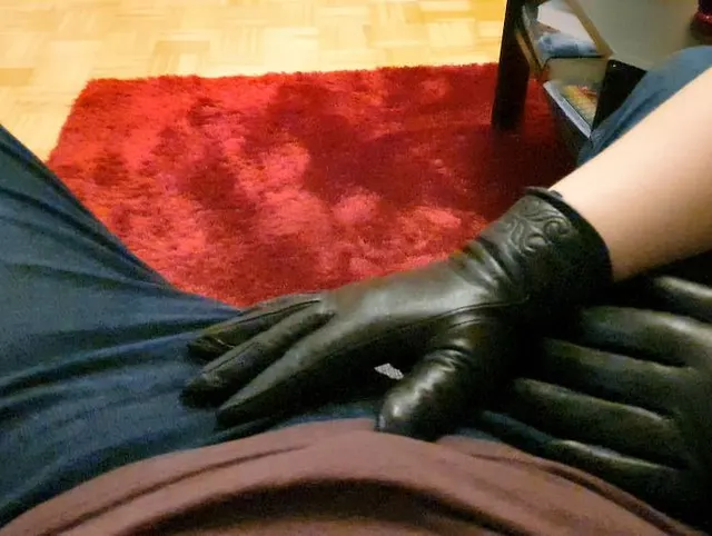 Handjob und Spanking mit Lederhanschuhen