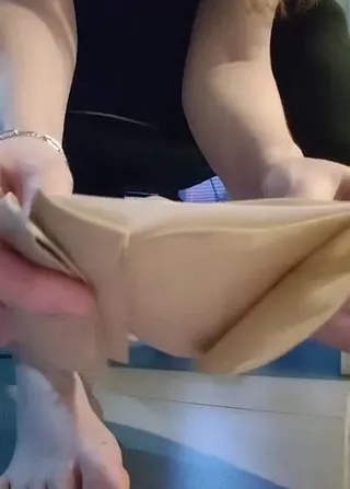 schwarze Socken getauscht gegen beige Nylonsocken