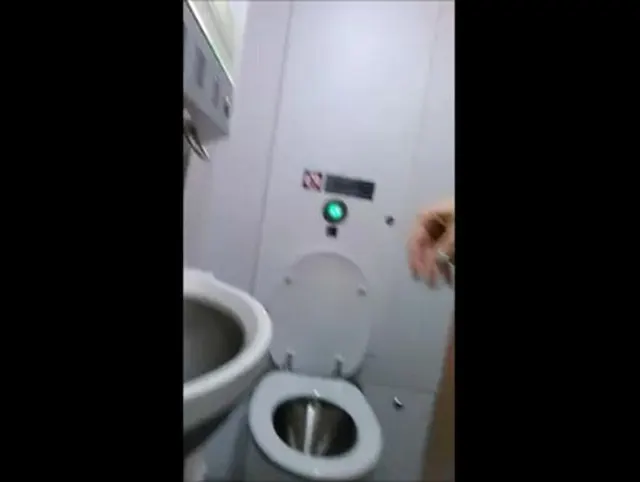 Das Zug Klo benutzt, pissen
