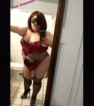 Teil 2. Glänzende lila Dessous mit Strassabsätzen