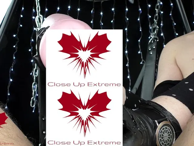 Auf der Sexschaukel wird mein Schwanz von ihr mit dem Onahole gefickt. Latexhandschuhe und Black Sun. Hauptansicht.