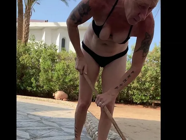 Pissen im stehen nach Hof fegen im knappen Bikini mit Titten zeigen