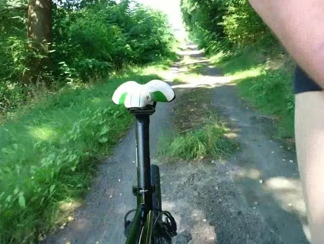 Geil beim Fahrradfahren in Feinstrumpfhose