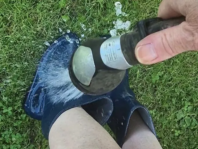 Gummistiefel Pflege - aus dreckig wird sauber .... schaue mir beim reinigen zu