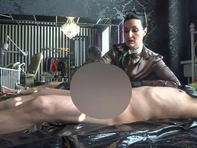 Nach 1 Woche im Schwanz Käfig: Seidentuch Bondage Handjob