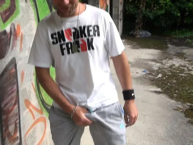 i fuck a sneaker in jogigng and skets sniffinf