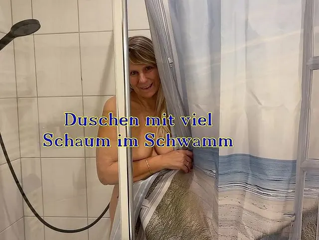 Duschen mit viel Schaum im Schwamm