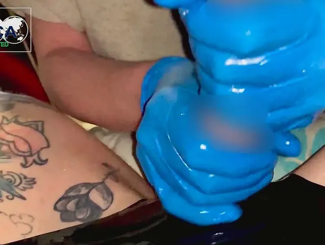 #latex Mit Latexhandschuhen und Kokosöl massiert...