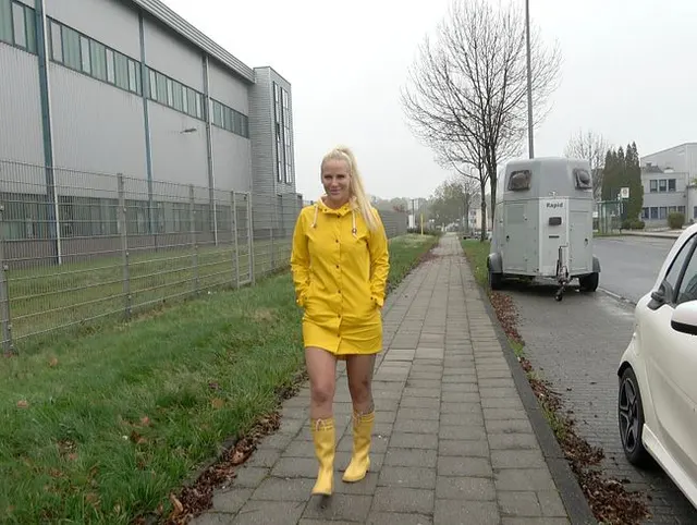 FETISCH PISS | Sexy in Gummistiefeln und Regenjacke
