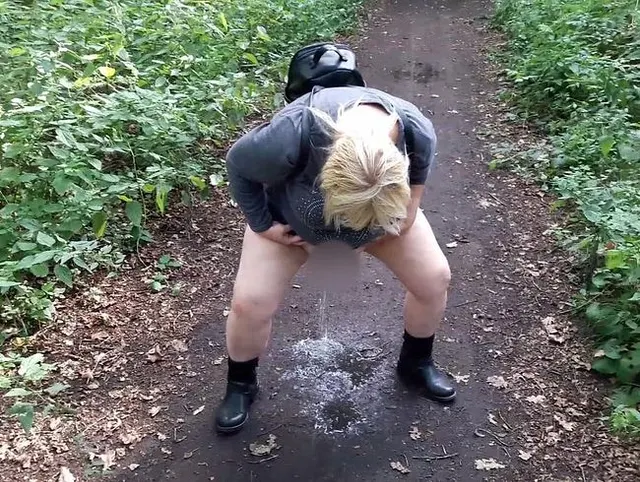 Mitten auf dem Waldweg gepisst - mit Furz