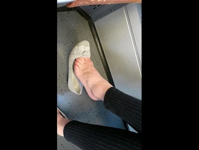 Sinnliche Mona -in der Straßenbahn mit den Füßen gespielt!