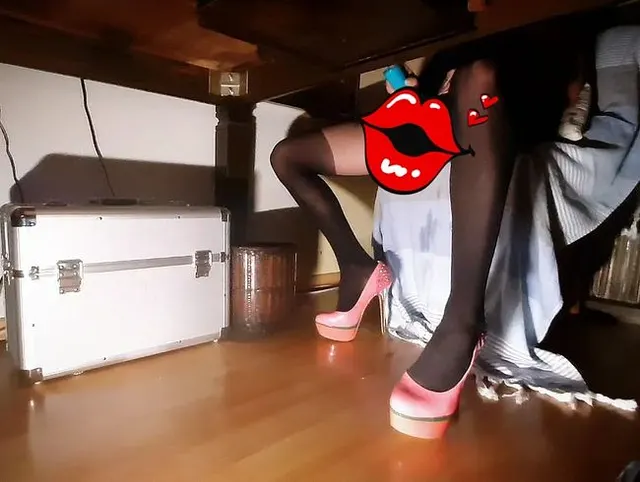 Prinzesschen lässt sich vom Vibrator in HighHeels unter dem Tisch entsaften....