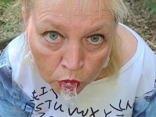Spuckespiele am Dildo - Kopfkino für mich