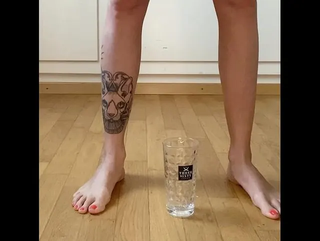 Woooow, 2 volle Gläser mit NS vollgepisst und die Fotze rein gesteckt!!