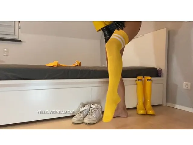 Geile neue Strümpfe mit Gummistiefeln und Regenjacke