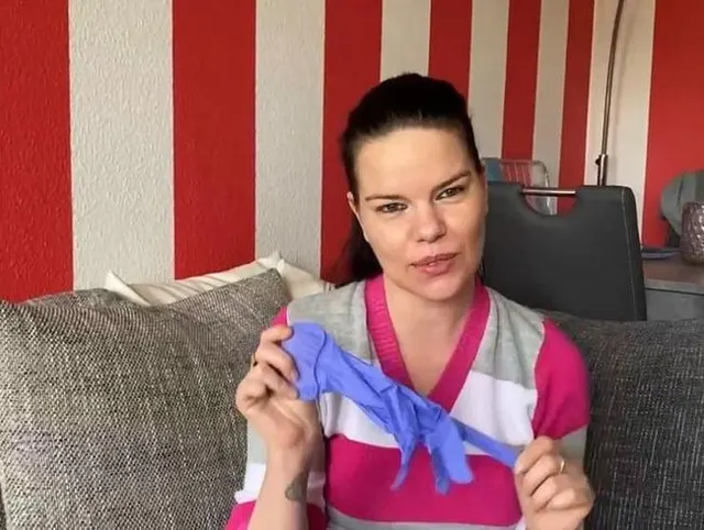 User - Wunschvideo mit Einweghandschuhen