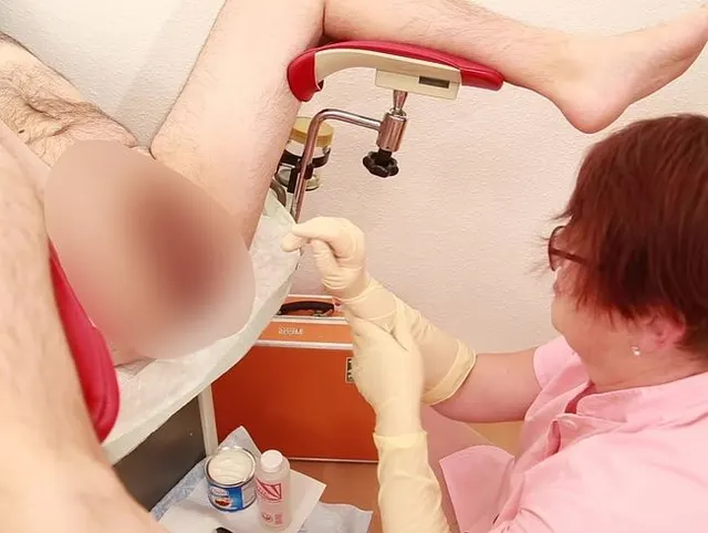 Frau Doktor dringt in anale Tiefen und Weiten vor
