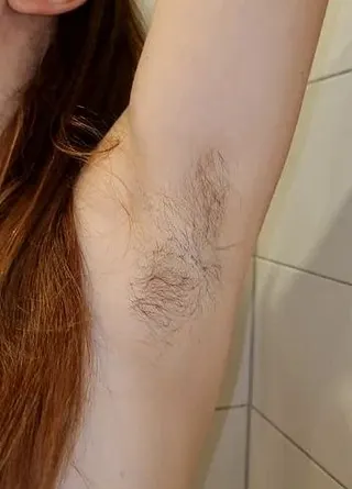 Schöner haariger körper beim pinkeln