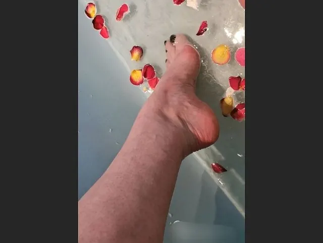 Ich bade meine schönen sexy Füsse in Rosenblätter