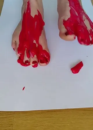 Rote Farbe & Barfuß-Chaos: Farbverschmierte Sohlen