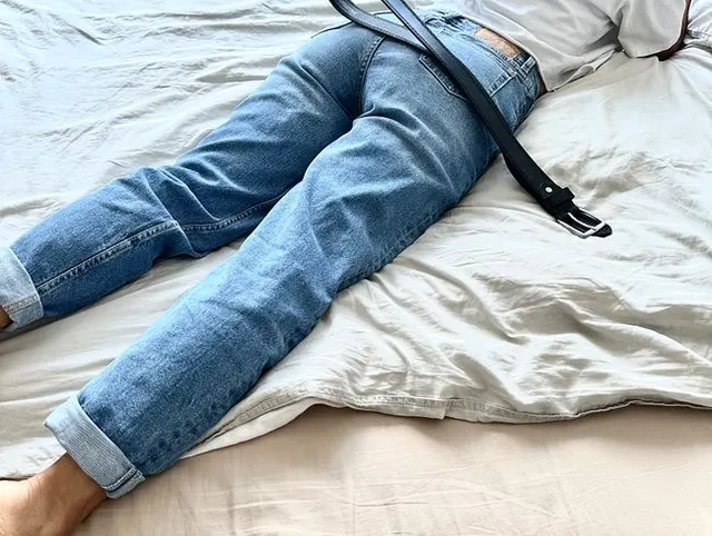 Junge Frau wird hart versohlt im Bett, da Sie ihren Mann angelogen hat.