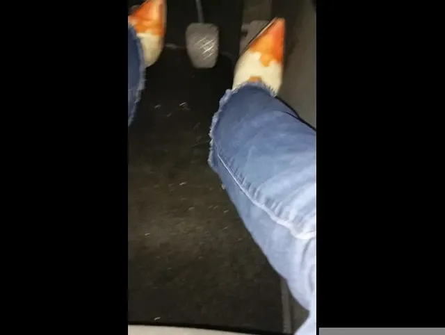 Meine Füße fahren Auto , fetisch,Cowboy Stiefel geil grrrr