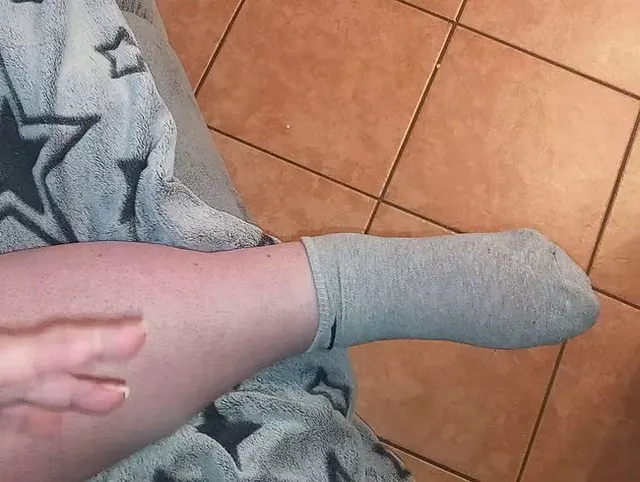 Ich ziehe meine Socken für euch aus