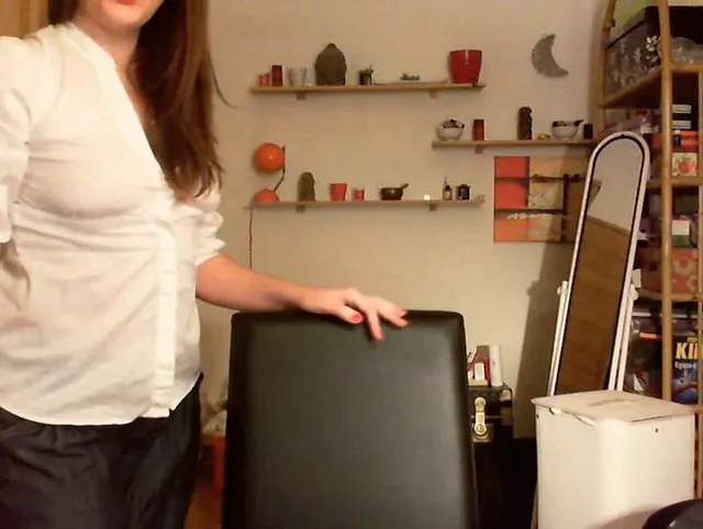Aufgeregt für ein neues Paar Jeans erotischen Striptease und Masturbation