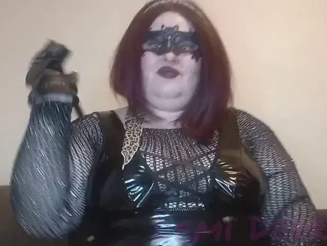 Heiße PVC-Dominante korrigiert dich mit einer Peitsche. Sexy und glänzende Dessous.