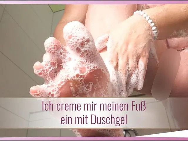 Ich creme mir meinen Fuß ein mit Duschgel