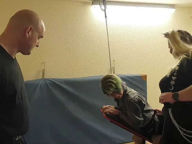 Emily Addams hart genutzt und gespankt von einer Domina