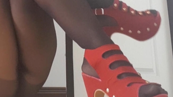 1080p – Ass in stockings with red shoes