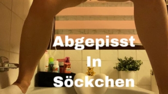 Abgepisst in söckchen