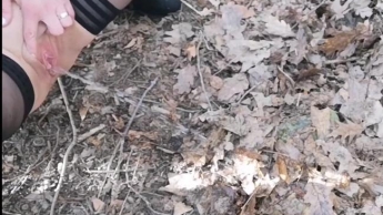 Alleine im Wald abgepisst